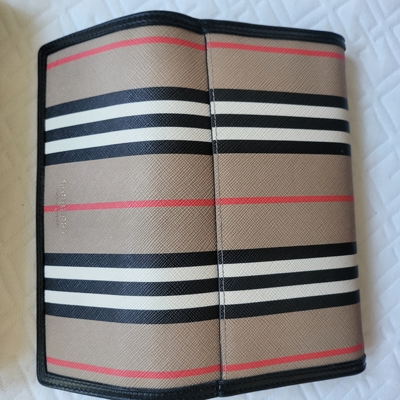 Burberry Beige and Black Checkered Wallet with Gold Chain. - Picture 6 of 8